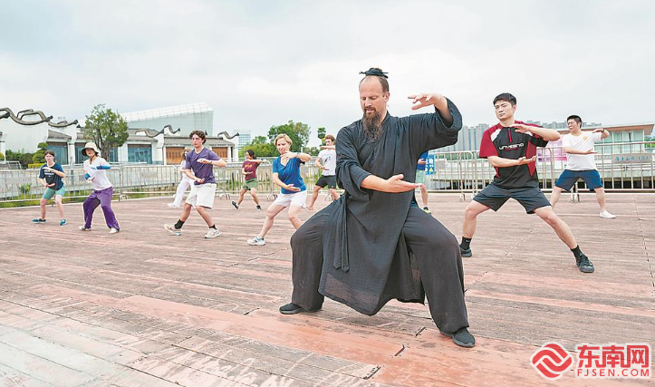 美国小伙武当山学武成三丰派传人_解释定义