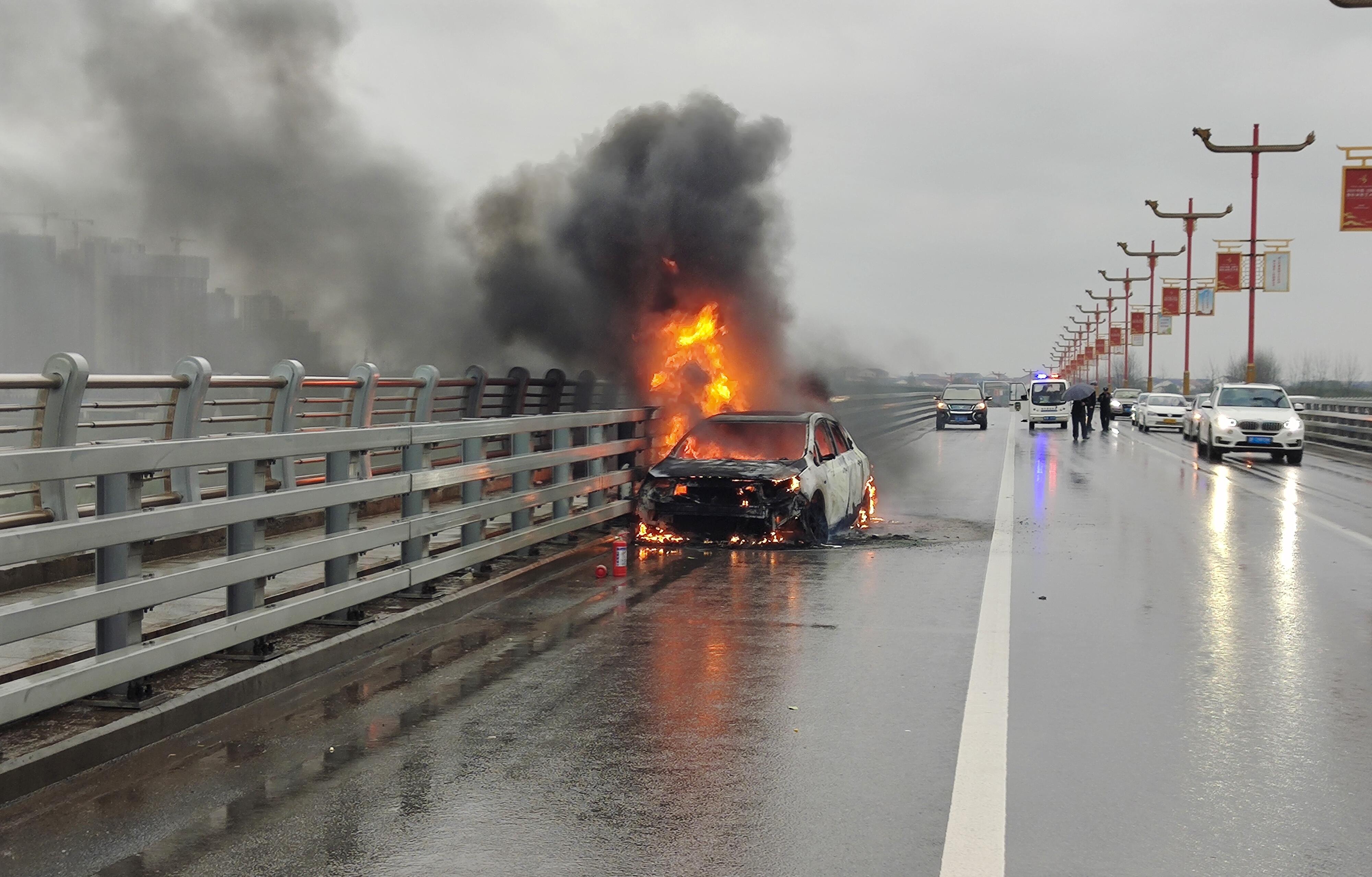 湖北鄂州发生多车相撞事故，车辆坠桥起火事件震撼人心_词语解释