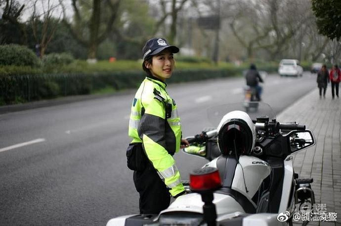 杭州一执勤女骑警神似贾静雯，美丽与力量并存_解释定义