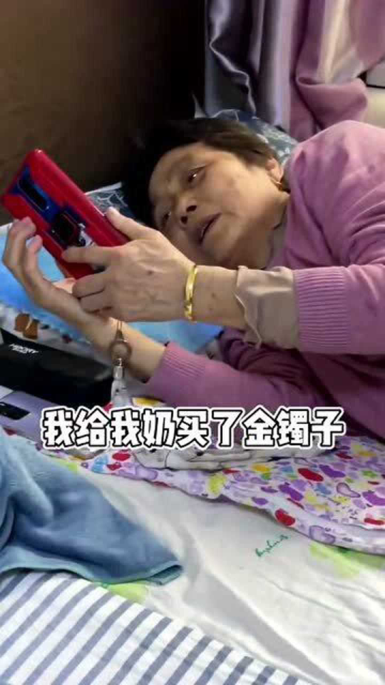 爸爸用离世妈妈的首饰给阿姨换金镯子，该如何看待？_精选解释