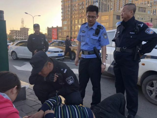 民警突袭菜市场，五分钟内成功偷走数个手机——一次行动背后的深思_全面解答解释落实