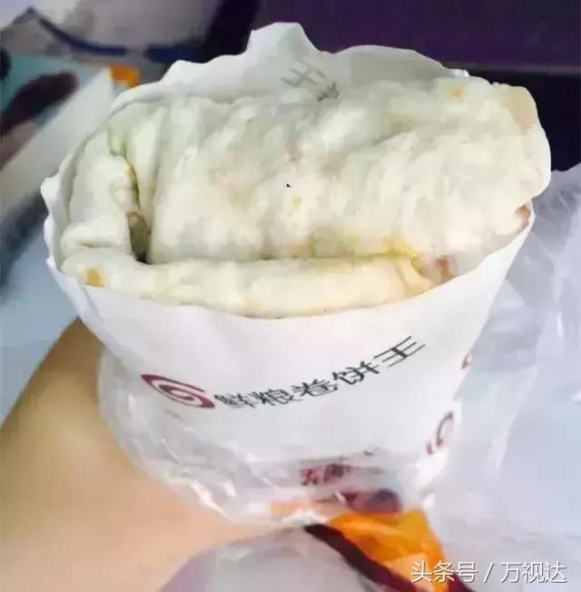 爸爸抱刚出生3天的宝宝好像拿卷饼