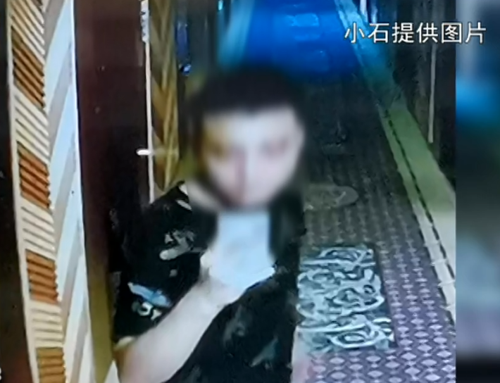 女子住酒店凌晨一陌生男子站床前