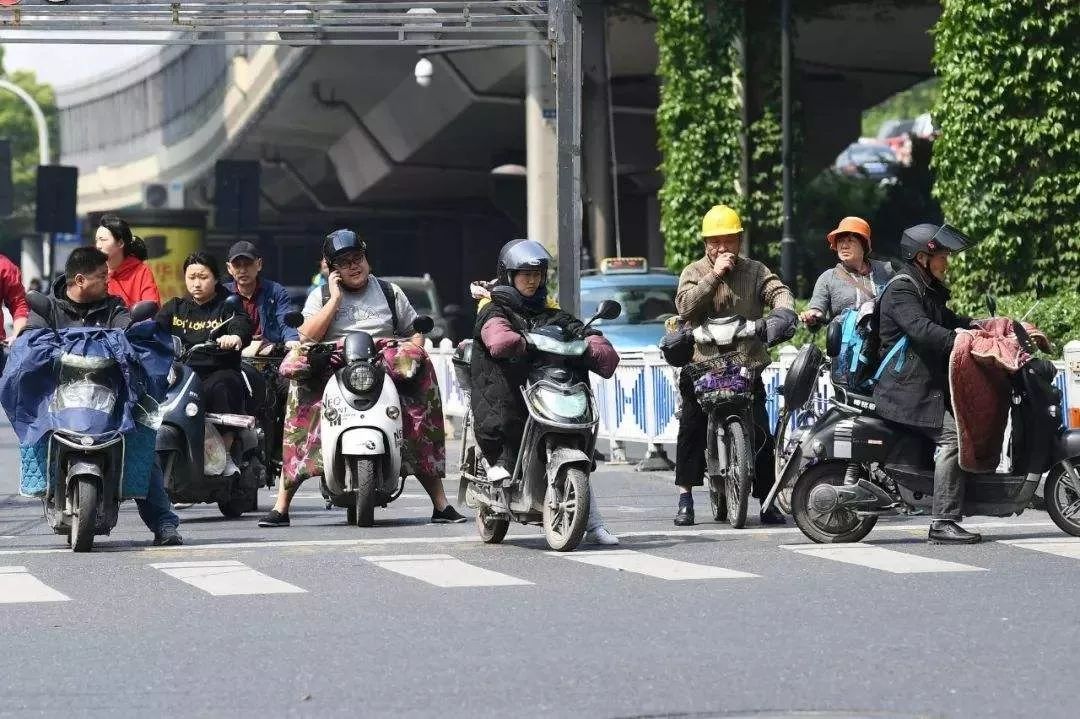 这座一线城市开始限制电动自行车，背后的原因与影响分析