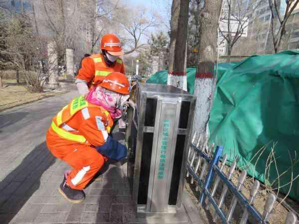 帮助环卫工人扫垃圾——城市美容师的背后故事