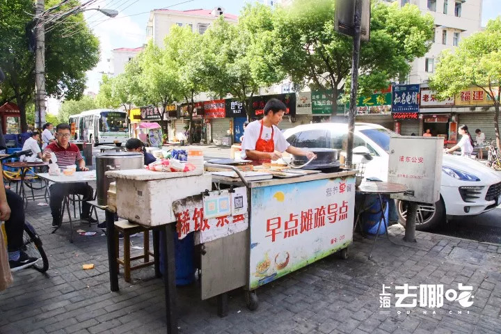 上海地铁口卖早餐的独特风景与背后的故事