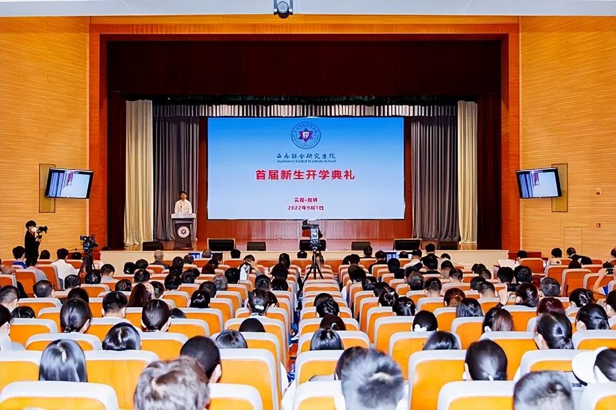 专家谈中学招聘教师现象，13名教师全清北，零师范背景——教育招聘的新挑战与反思