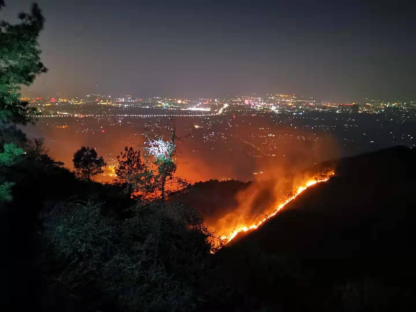 广西贵港发生一起山火，反思与警示