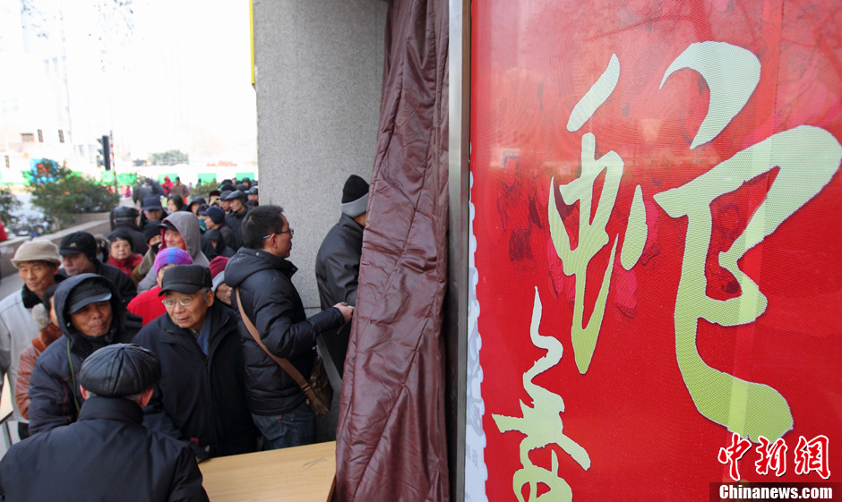 通宵排队买蛇年邮票，一场独特的文化狂欢