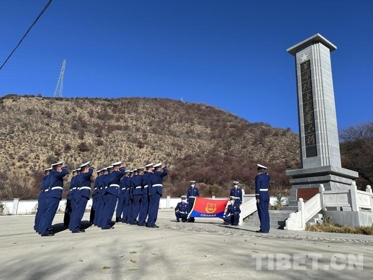 西藏地震发布会现场，默哀的力量与生命的尊严