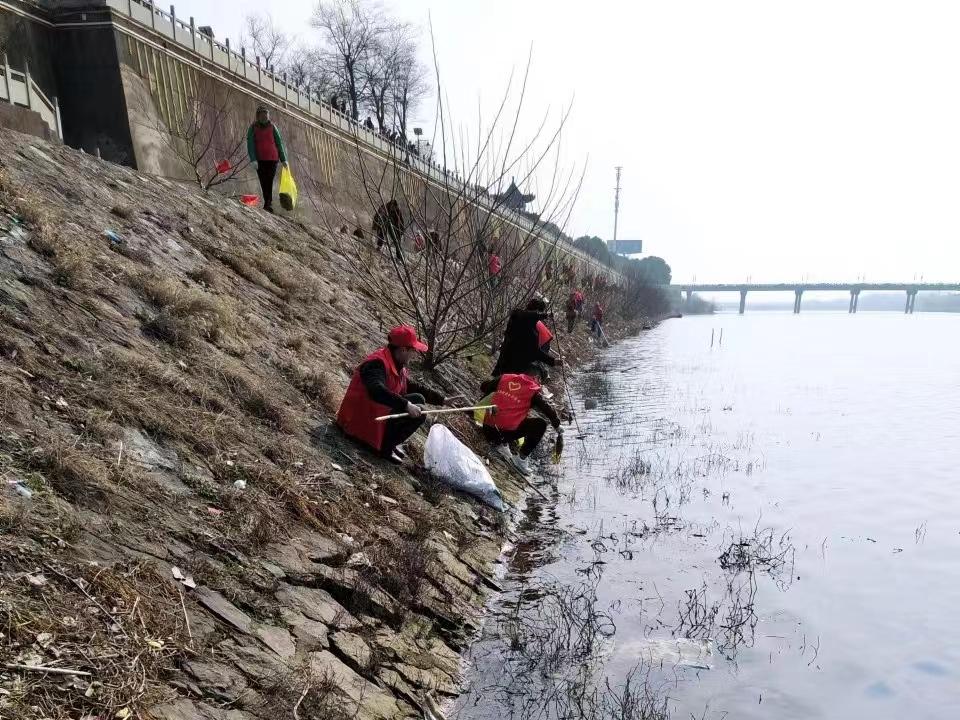 湖北有人撒钱入河，当地回应背后的故事