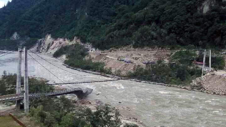 安徽一桥梁垮塌货车坠河