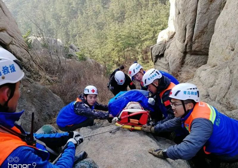 虎跳峡人生照片是摄影师卡石缝拍的