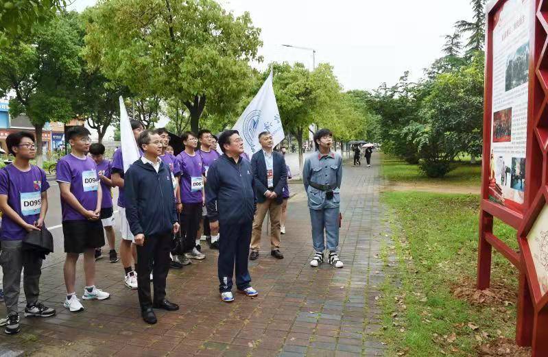 南京献血车开进中小学校园？假的！一则关于谣言与现实的幽默解析