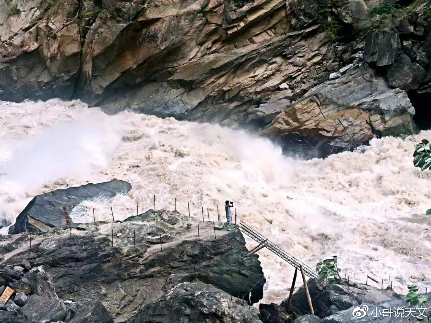 虎跳峡回应摄影师在悬崖石缝中拍照，挑战与艺术的极致交融