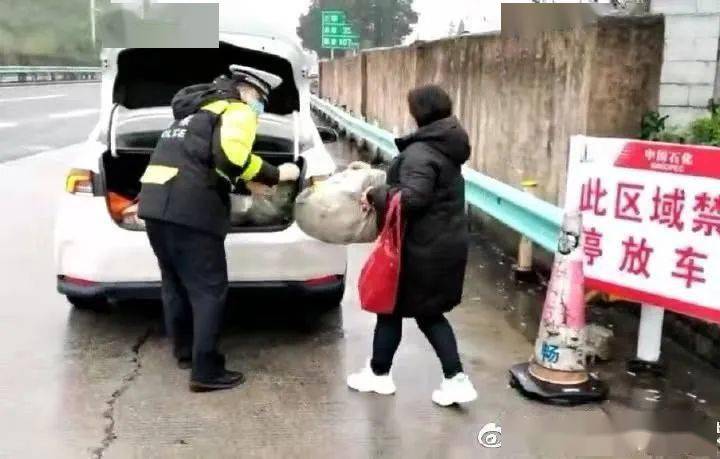 女子自驾返乡遇暴雪开直播问路的奇妙旅程