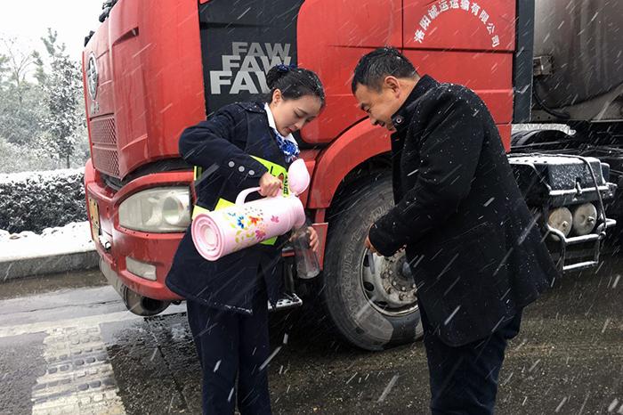 女子自驾返乡遇暴雪开直播问路的奇妙旅程