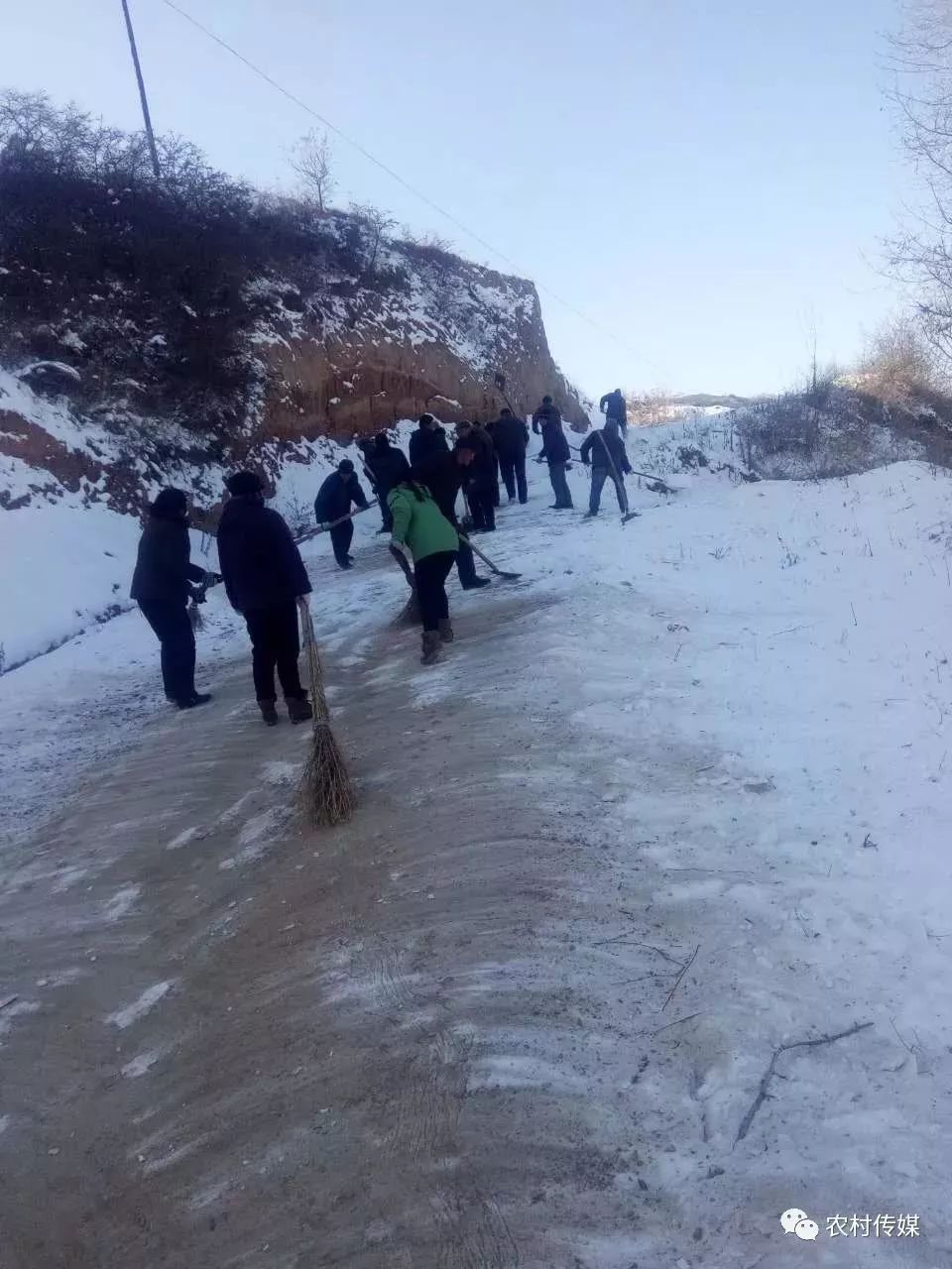 村民门口积雪半米深