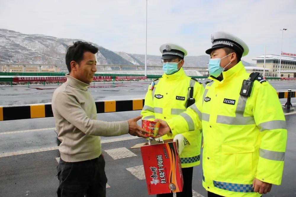 大雪阻路，多地警车压速带道，霸气护航