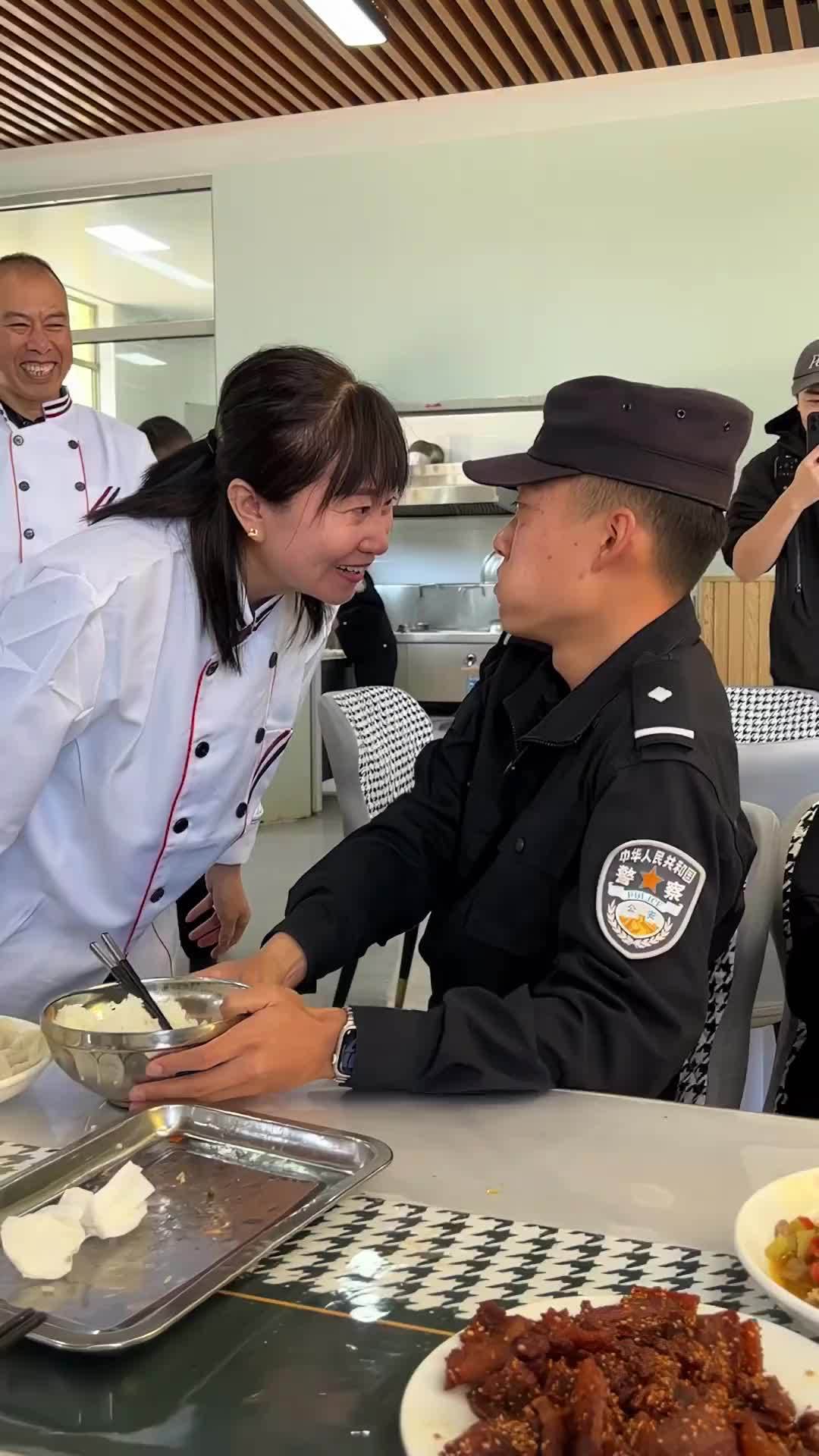 戍边民警一口吃到家乡味