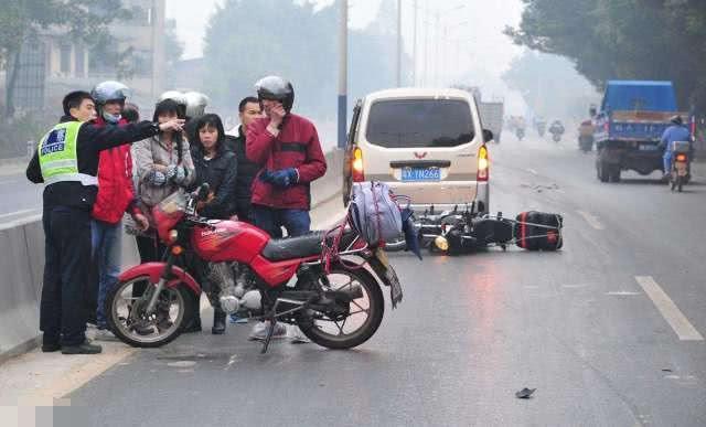 自驾返乡遇暴雪，2小时车程开了24小时