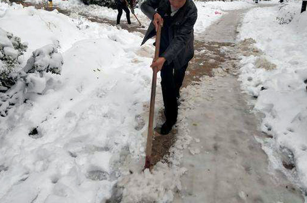 暖心之旅，80岁姥姥铲雪三公里，接女孩归家