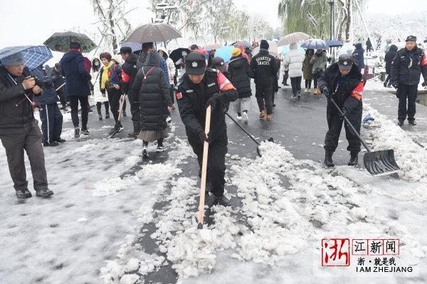 西湖断桥下的安全挑战，一天竟有七八个小孩走失，保安的忙碌与深思