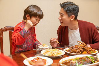 男子独自品味年夜饭的独特韵味