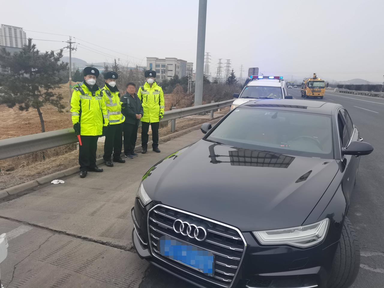 秧歌新风，秧歌队意外邀请民警共舞，警民同乐扭出新风尚