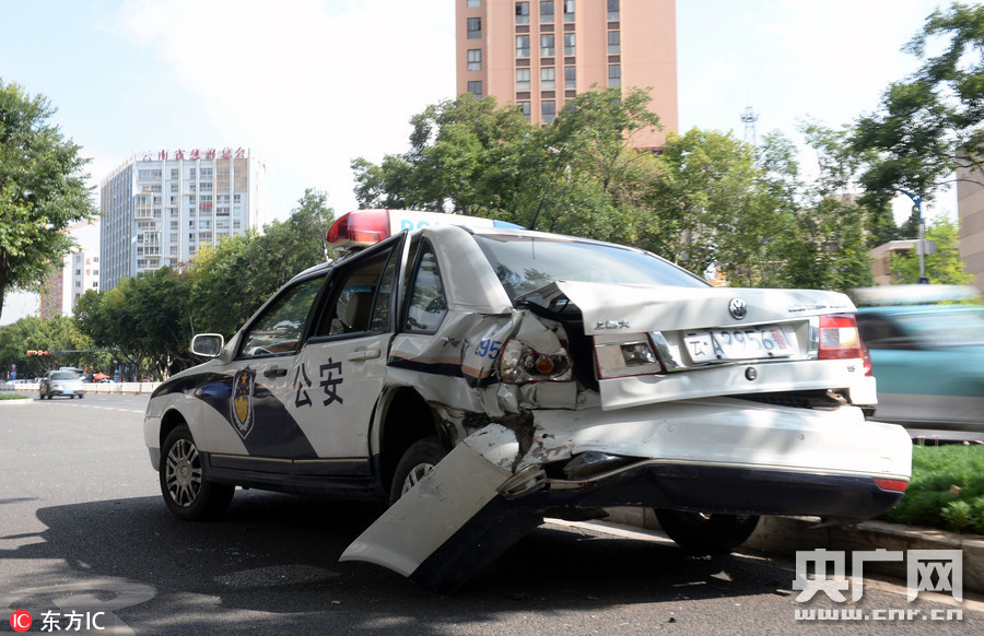 警车连撞三车后逃逸，真相究竟如何？