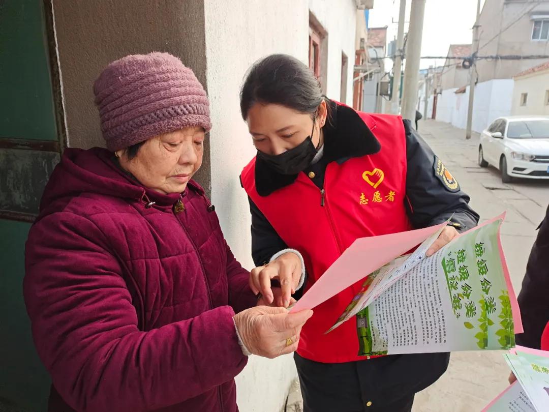 男子高空抛烟头引发烟花摊火灾，安全隐患不容忽视！