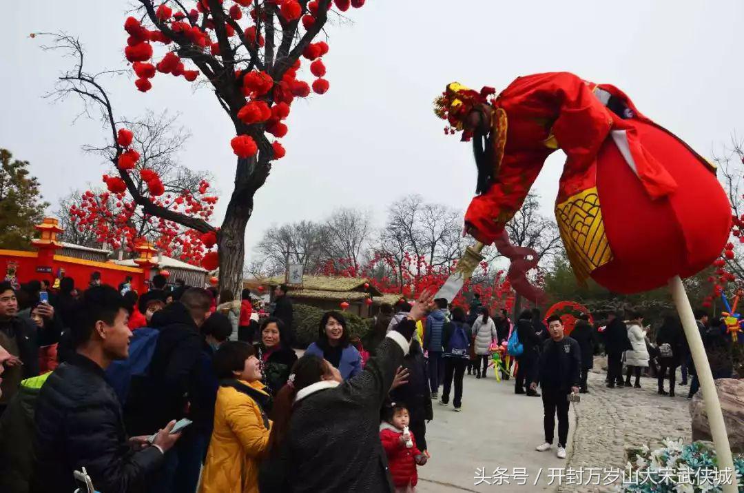 揭秘万岁山巨人演员，巨床巨鞋背后的非凡人生