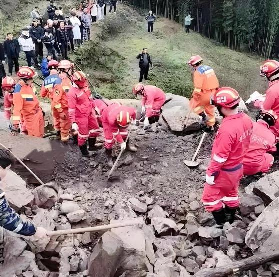 四川山体滑坡吞噬生命，惊魂一刻揭示自然威力，生死未卜19人牵动人心！