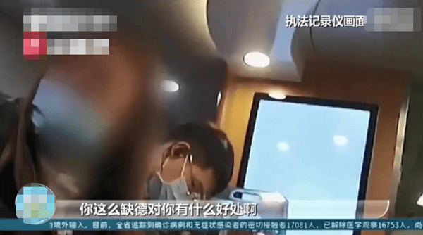 男子大胆拆车烟雾报警器只为吸烟，引发社会热议！