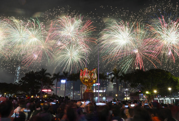 惊天夜晚！2025今晚香港开特马，背后实施计划暗藏哪些惊喜与悬念？