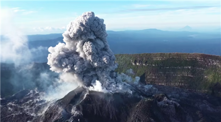 惊！美国火山突然喷发，60米火柱直冲云霄，专家警告，更大灾难或将降临！