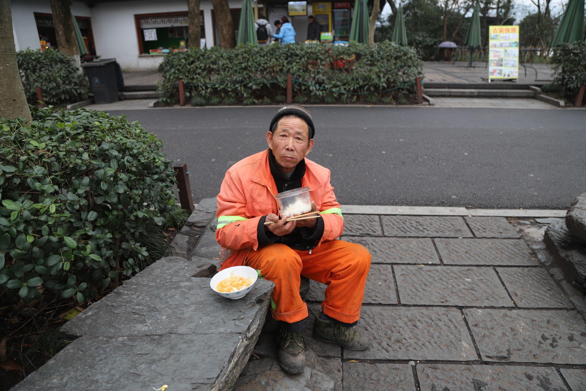 杭州问题车展上厂家人员坐地以身挡车